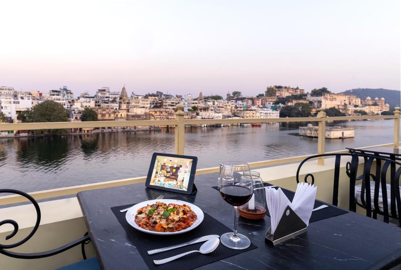 Sarovar - Lake Facing Boutique Hotel On Lake Pichola Udaipur Exterior photo